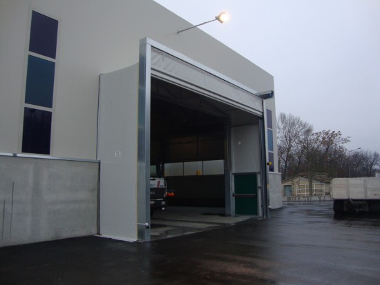 porta ad impacchettamento con uscita di sicurezza