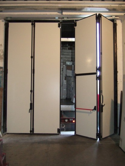 portone a libro con uscita di sicurezza