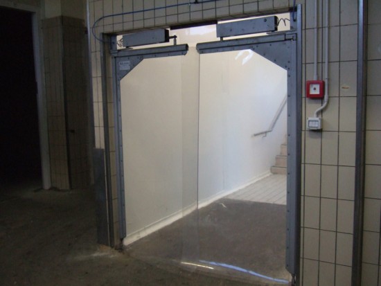 Porta a battenti automatica in PVC